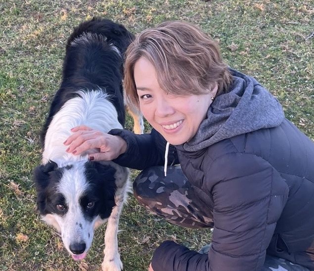 Imatge de la Makiko, la professora nominada, amb un gos.